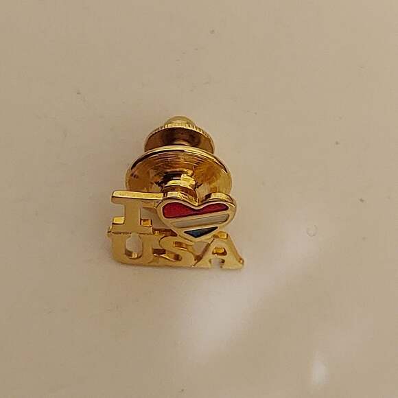 Avon I Heart USA Patriot Gold Tone Lapel Pin - Picture 1 of 2